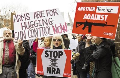 12月17日，華盛頓，示威者來到美國“全國槍支協(xié)會”在國會的說客辦公室表達(dá)控制槍支的訴求。