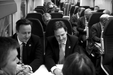 2012年1月9日，英國首相卡梅倫(左)與副首相克萊格(右)乘火車前去參加會議。