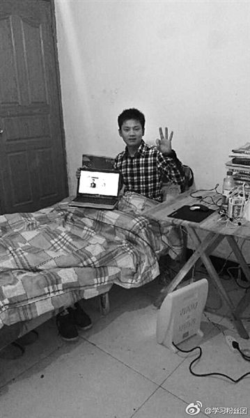 張洪銘在微博上發(fā)了張照片。照片顯示，他居住的屋子主要有一床一桌，寒冬里以電暖器取暖。