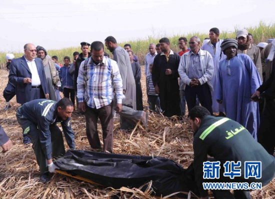 2月26日，在埃及旅游城市盧克索附近，急救人員在熱氣球事故現(xiàn)場搬運遇難者遺體。 新華社發(fā)