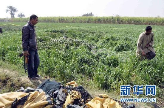 2月26日，在埃及旅游城市盧克索附近，當?shù)匕踩藛T在發(fā)生熱氣球爆炸事故的現(xiàn)場查看。