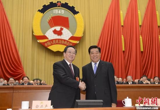 3月11日下午，全國(guó)政協(xié)十二屆一次會(huì)議在北京人民大會(huì)堂舉行第四次全體會(huì)議，俞正聲當(dāng)選政協(xié)第十二屆全國(guó)委員會(huì)主席。圖為政協(xié)第十一屆全國(guó)委員會(huì)主席賈慶林和俞正聲握手，表示祝賀。中新社發(fā) 廖攀 攝