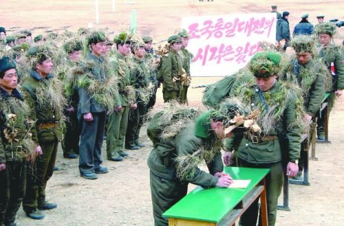 朝鮮中央通訊社13日公布的照片顯示，朝鮮工農(nóng)赤衛(wèi)隊(duì)員正在進(jìn)行“戰(zhàn)前訓(xùn)練”。
