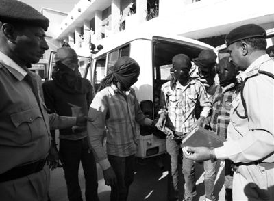 3月18日，印度中央邦，涉嫌輪奸瑞士女游客的男子被押往法庭。據(jù)悉，6名男子均面臨搶劫指控，其中4人面臨強奸指控。