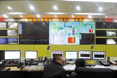 前日，八寶煤業(yè)公司，大家監(jiān)控井內(nèi)狀況。新華社 張楠 攝