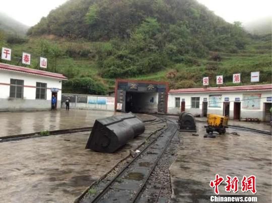 事故發(fā)生于5日晚22時許，事發(fā)時共有41人在井下作業(yè)，其中有32人安全升井，9人被困井下。