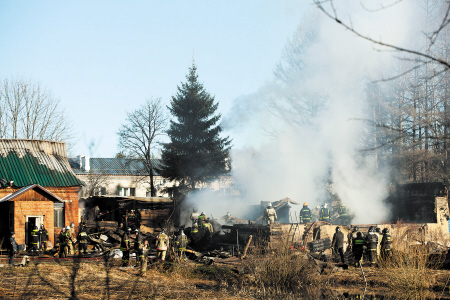 4月26日，俄羅斯救援人員在莫斯科州德米特羅夫區(qū)拉緬斯基村發(fā)生火災(zāi)的精神病院滅火。　　IC供圖