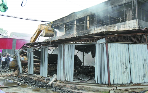 大火燒了近4個(gè)小時(shí)，中牟縣貿(mào)易區(qū)被燒得面目全非。