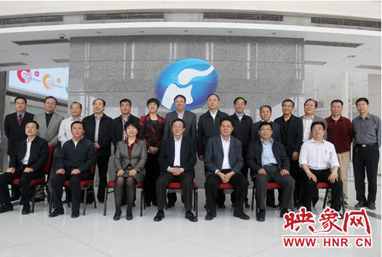 郭庚茂等省領(lǐng)導(dǎo)與省廣電局、河南電視臺(tái)的同志們合影