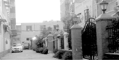 拉警戒線的地方就是高家居住的15號(hào)樓。高天峰居住在榮華小區(qū)一棟復(fù)式二層樓，三戶人家各有獨(dú)院。榮華小區(qū)一名業(yè)主供圖