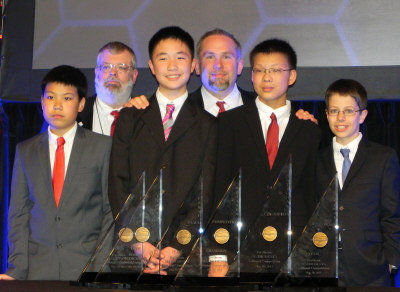 孫嘯秋(右二)與獲得團(tuán)體組冠軍的隊友任昊淼(前左一)、林浩然(前左二)、Matthew Lipman