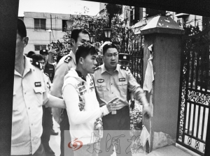 吳強指認現(xiàn)場(翻拍),他是高胖雇用的殺手之一。