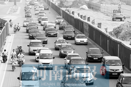 因施工封路，中州大道上的車輛行駛緩慢 王春勝/攝