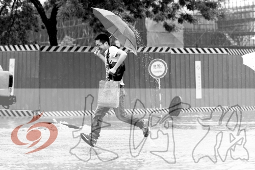 鄭州經(jīng)三路與北環(huán)交叉口處，積水較深，行人們不得不“練輕功”。 記者 白周峰 攝影