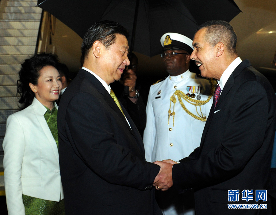 特立尼達(dá)和多巴哥總統(tǒng)卡莫納夫婦、總理比塞薩爾等到機(jī)場迎接習(xí)近平和夫人彭麗媛。饒愛民 攝