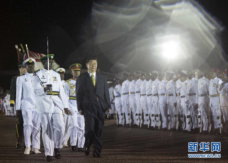 這是習(xí)近平主席檢閱儀仗隊(duì)。 蘭紅光 攝