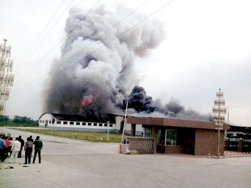 現(xiàn)場(chǎng)濃煙滾滾。