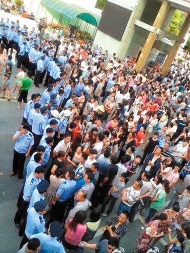 　考生家長圍堵在考點門口。 網(wǎng)絡(luò)截圖