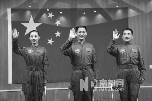 神舟十號航天員王亞平(左)、聶海勝(中)、張曉光(右)。 新華社發(fā)