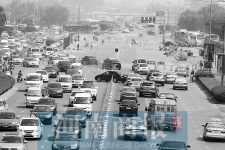 花園路封道施工，通行不暢 王春勝/攝