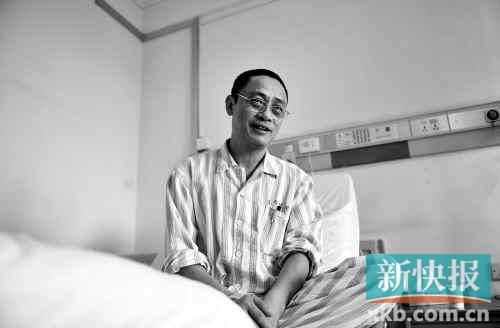 在病床上,趙海濱看起來比原先照片里消瘦了很多,雖然戴著一副近視眼鏡,卻掩飾不住鏡框后面發(fā)黑的眼圈。新快報記者孫毅/攝