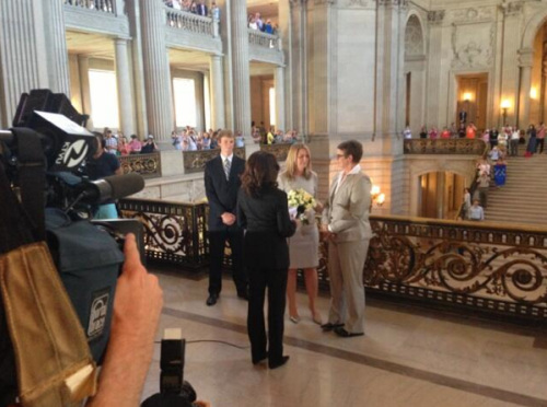 同性伴侶斯蒂爾和克里斯汀在舊金山市政廳舉行婚禮，這是自2008年加州8號提案通過以來，加州的首場同性婚禮。