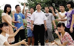 同學(xué)們用手臂連成光環(huán)，把班主任老師圍起來(lái)，表達(dá)對(duì)他的敬意和謝意。