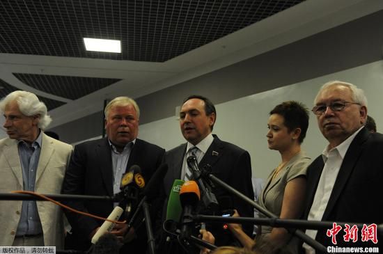 據(jù)外媒報道，美國“棱鏡”監(jiān)控計劃泄密者愛德華·斯諾登于莫斯科時間7月12日在莫斯科謝列梅捷沃機(jī)場與多家人權(quán)機(jī)構(gòu)代表人士舉行會談。圖為參加會談的人權(quán)代表接受媒體采訪。