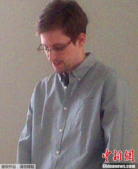 據(jù)外媒報道，美國“棱鏡”監(jiān)控計劃泄密者愛德華·斯諾登于莫斯科時間7月12日在莫斯科謝列梅捷沃機(jī)場與多