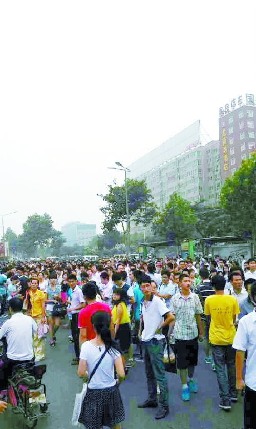 　早高峰等公交，場面蔚為壯觀（網(wǎng)友供圖）。