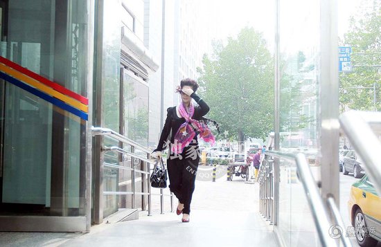 2013年7月22日，李某輪奸案庭前會(huì)議在海淀某法庭舉行，現(xiàn)場(chǎng)有大批媒體等候。