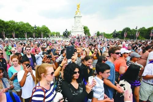 7月23日，在英國(guó)倫敦白金漢宮外，民眾們爭(zhēng)相閱讀“王室寶寶”出生的正式公告。