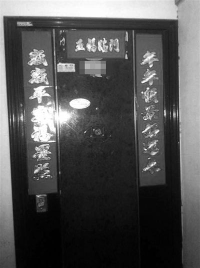 昨天22時許,被摔女童家房門緊閉,多名家屬稱,在協(xié)商處理孩子后事。新京報記者 楊鋒 攝