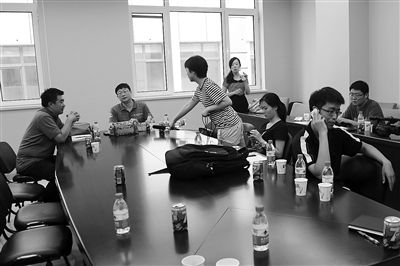 昨日，什剎海街道辦事處第四會(huì)議室，“什剎海女童練攤父親被打”事件的通氣會(huì)現(xiàn)場(chǎng)。