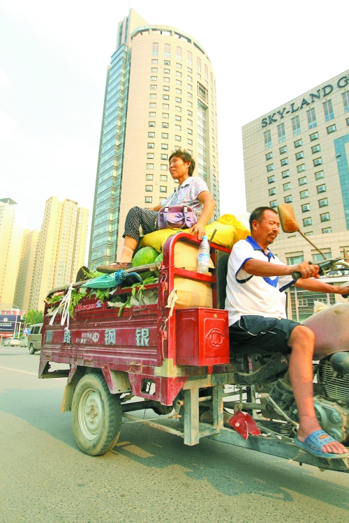 多賣瓜，瓜農(nóng)在烈日下奔波忙碌。