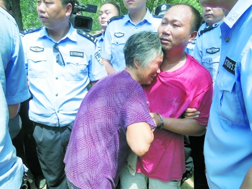 潛逃23年，歸案之時(shí)再見(jiàn)父母，最不能承受的究竟是誰(shuí)？