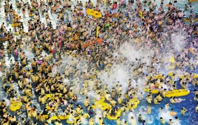 29日，湖北省武漢市，近日江城暑熱難解，人們紛紛前往水上樂(lè)園解暑，由于人數(shù)眾多，形成了“下餃子”的壯觀場(chǎng)面。圖/CFP