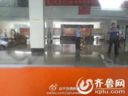 8月8號(hào)下午14時(shí)許，一女子在山東省衛(wèi)生廳辦公大樓三樓的一間辦公室內(nèi)，被一名年輕男子劫持。