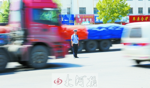 連霍高速受橋梁爆破影響禁止通車，310國道車流量迅速增加，當?shù)亟痪块T安排大量警力保障道路暢通。