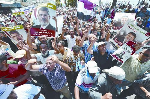 16日，穆爾西的支持者進(jìn)行“憤怒的星期五”大游行，抗議軍方清場行動造成嚴(yán)重人員傷亡。