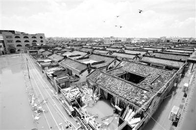 19日，廣東汕頭潮陽(yáng)區(qū)和平鎮(zhèn)出現(xiàn)水浸現(xiàn)象。連日來(lái)，廣東省汕頭市潮陽(yáng)區(qū)、潮南區(qū)普降暴雨。新華社發(fā)