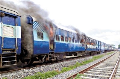 19日，撞人的火車被民眾點(diǎn)燃。