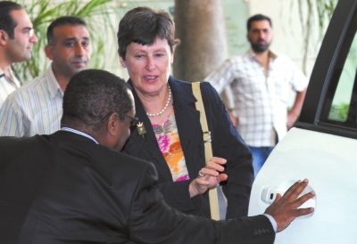 24日，聯(lián)合國副秘書長凱恩（右二）抵大馬士革。新華社發(fā)