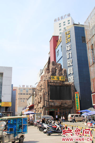 在該酒店一層的入口處，屹立著一座4層樓高的假山，氣勢(shì)雄偉。