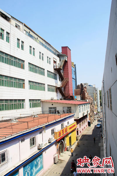 該家具賣(mài)場(chǎng)共6層樓，第7層建筑與其他樓層風(fēng)格迥然不同，有明顯后期加蓋痕跡