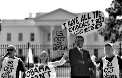 2日，反戰(zhàn)人士在白宮前高舉標語，抗議美國可能對敘動武。