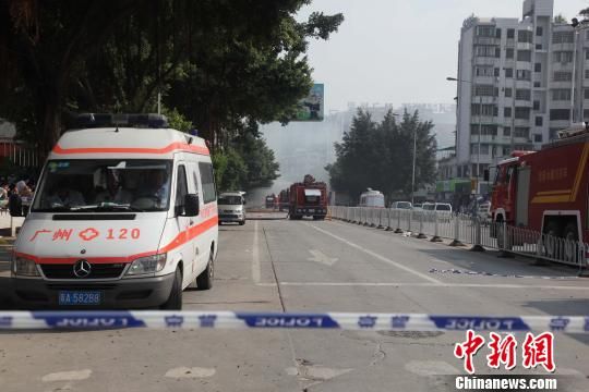 救護(hù)車現(xiàn)場待命。　高榮權(quán)　攝