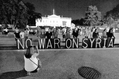 10日，華盛頓，美國反戰(zhàn)民眾在白宮前抗議對敘動武。
