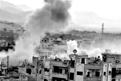 　10日公布的視頻顯示，敘利亞大馬士革地區(qū)，樓房遭重型火炮襲擊，現(xiàn)場濃煙滾滾。