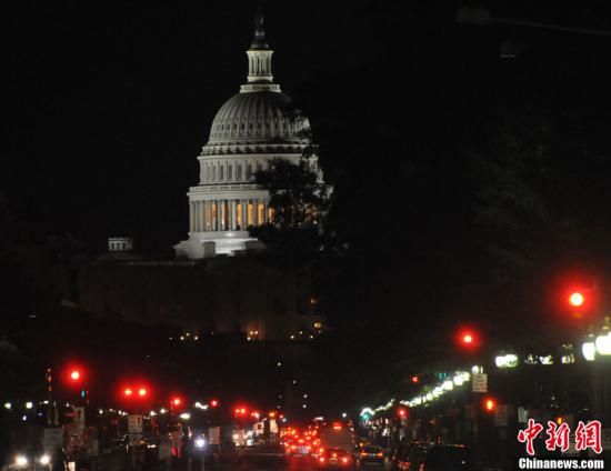入夜后國(guó)會(huì)山前警燈一片，加強(qiáng)警戒。中新社發(fā) 德永健 攝